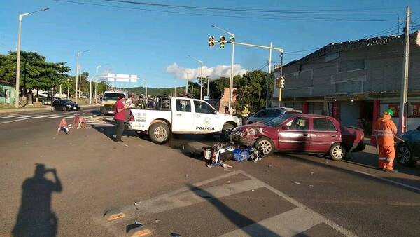 Motoca habría cruzado luz roja, chocó por auto y ñanderejaite anga