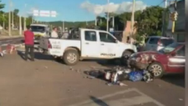 Ypacaraí: Motociclista cruzó luz roja, impactó contra una camioneta y perdió la vida