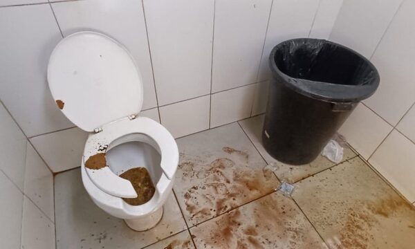 Baño de hospital Regional en pésimas condiciones