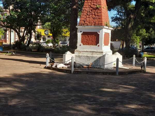 PREOCUPA EL AUMENTO DE NIÑOS INDÍGENAS QUE DEAMBULAN POR LAS CALLES Y PLAZAS DE VILLARRICA.