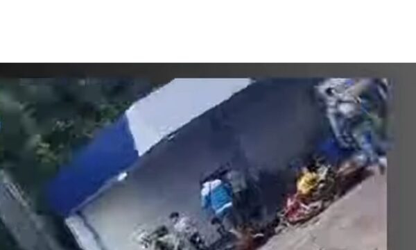 Jóvenes se trenzaron a golpes en una estación de servicios