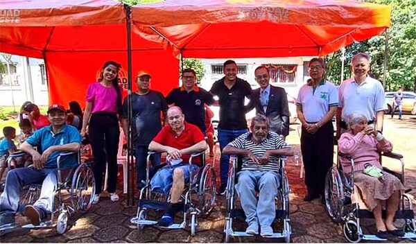 Consulado de la República de China (Taiwán) en Ciudad del Este dona sillas de ruedas y juguetes a la comuna esteña | DIARIO PRIMERA PLANA