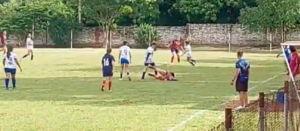 Versus / Criminal patada en la cabeza durante un partido de fútbol femenino
