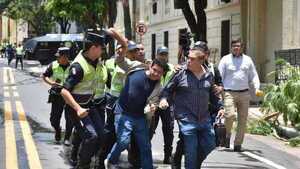 Policía reprime a manifestantes que rechazan ley de superintendencia