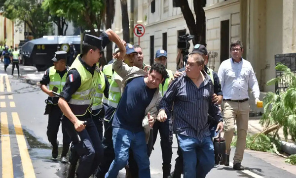 La policía Nacional reprime a manifestantes que rechazan ley de superintendencia