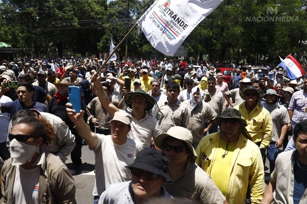 Diario HOY | Manifestación en zona del Congreso y brazos caídos en la ANDE