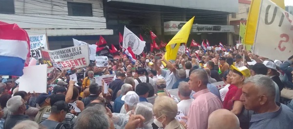 Represión policial en manifestación contra Ley de Jubilaciones