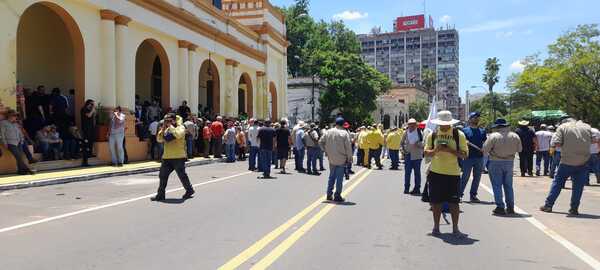 Funcionarios de la ANDE no garantizan el suministro eléctrico si no liberan a detenidos - Megacadena - Diario Digital