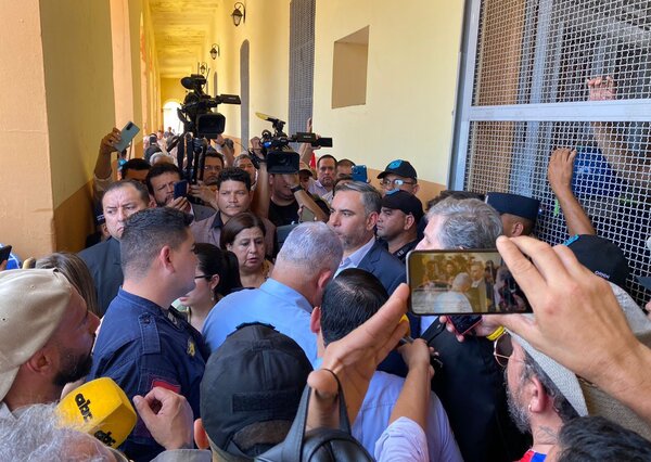 Policía detuvo a 32 personas por manifestarse contra proyecto de superintendencia, dice Esperanza Martínez · Radio Monumental 1080 AM