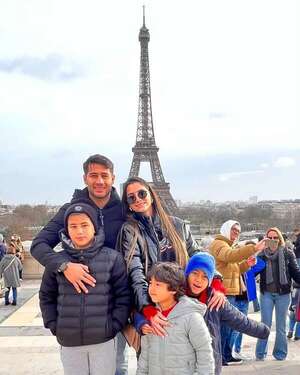 “Tito” Torres se pasea por París con sus hijos y su prometida - Gente - ABC Color