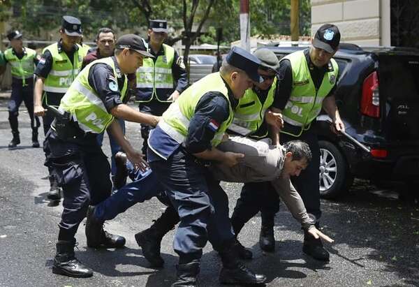 Al menos 15 detenidos tras protestas en inmediaciones del Congreso de Paraguay - Política - ABC Color