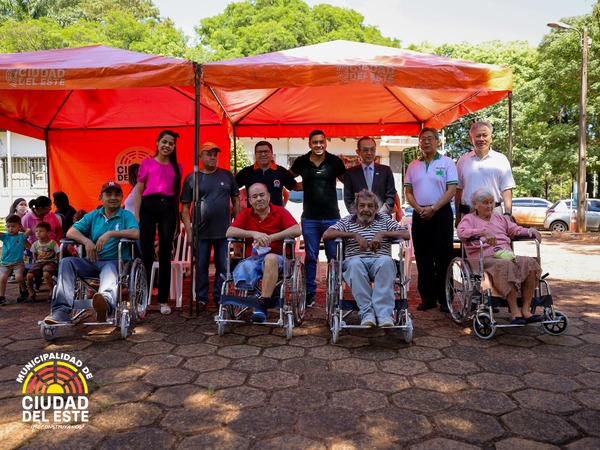 Consulado taiwanés dona sillas de ruedas y juguetes a la Comuna de CDE - La Clave