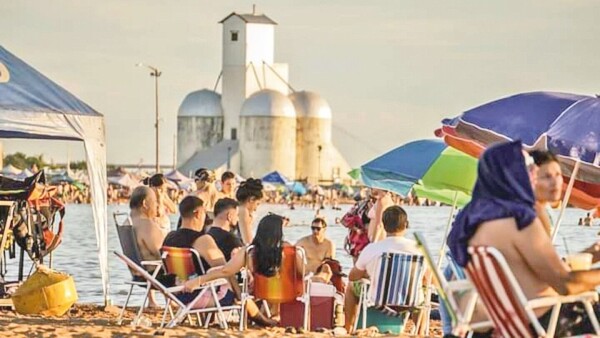 Playas de Encarnación empiezan a poblarse de turistas de todas partes