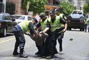 Superintendencia de jubilaciones: 31 detenidos en incidentes tras aprobación a las apuradas en el Senado - Policiales - ABC Color
