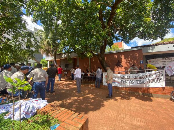 Posible falta de energía en Itapúa: Funcionarios de la ANDE cierran oficinas y operarios abandonan subestaciones regionales