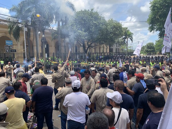 Policía aprehendió a 31 manifestantes tras protestas por aprobación de Superintendencia de Jubilaciones