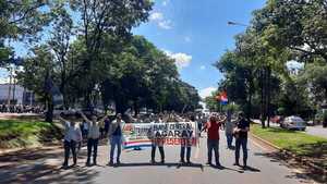 Sindicalistas cierran de manera intermitente la Ruta Py 02 en el Km 3,5 de CDE - ADN Digital