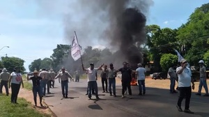 En Paraguarí cierran ruta y piden renuncia de Peña - Noticiero Paraguay