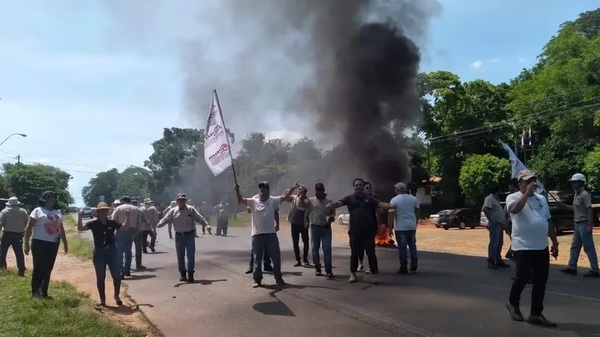 En Paraguarí cierran ruta y piden renuncia de Peña - Noticiero Paraguay