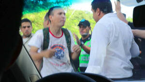 [VIDEO] Manifestantes agreden a miembros de la prensa