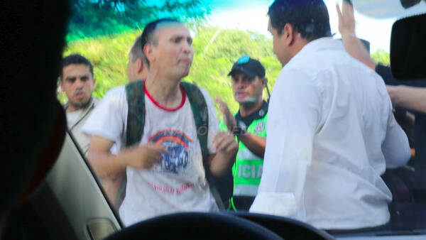 [VIDEO] Manifestantes agreden a miembros de la prensa