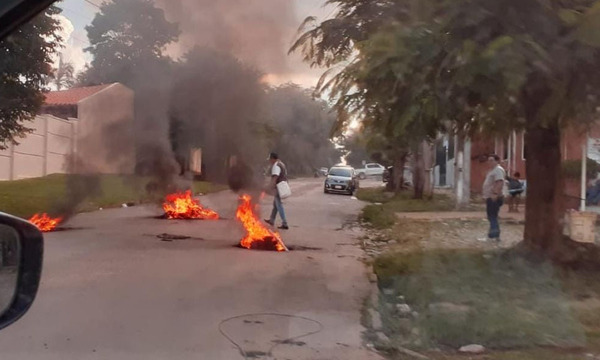 Bloquean calle frente a la ANDE de Coronel Oviedo