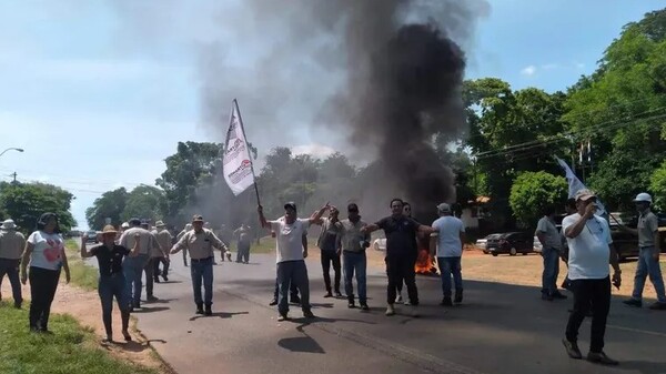 En Paraguarí cierran ruta y piden renuncia de Santi