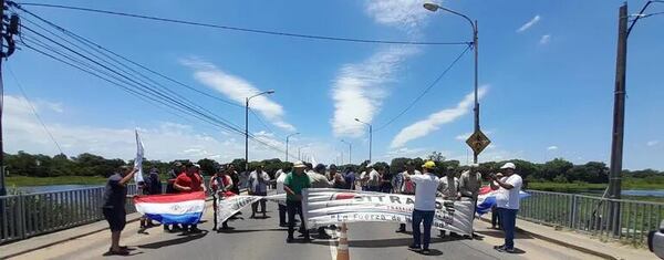 Funcionarios de la ANDE cierran el acceso a la ciudad de Pilar - Nacionales - ABC Color