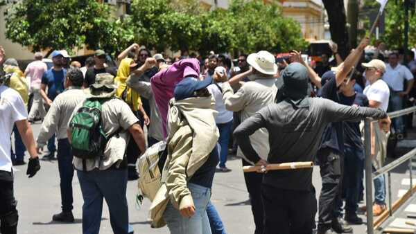 Protesta, represión y detenciones: Las imágenes de un día caliente de manifestaciones