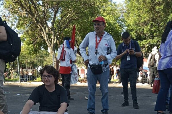 Estudiantes de la Universidad Nacional de Asunción se suman a las protestas