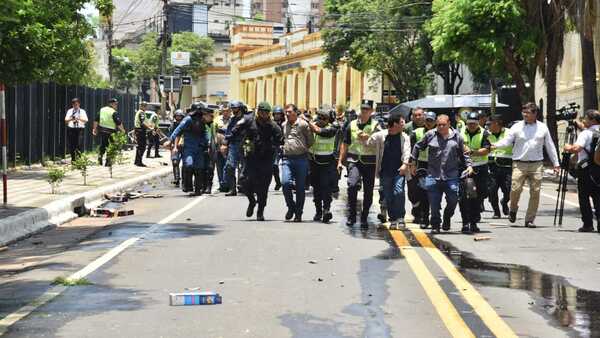 Siguen en vigilia y repudian tras aprobación de ley de superintendencia de jubilaciones