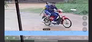 Ladrones hurtan moto, terminan siendo descubiertos por el dueño y lo agreden