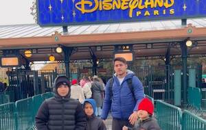 [VIDEO] "Tito" Torres llevó a sus hijos a Disneylandia de París