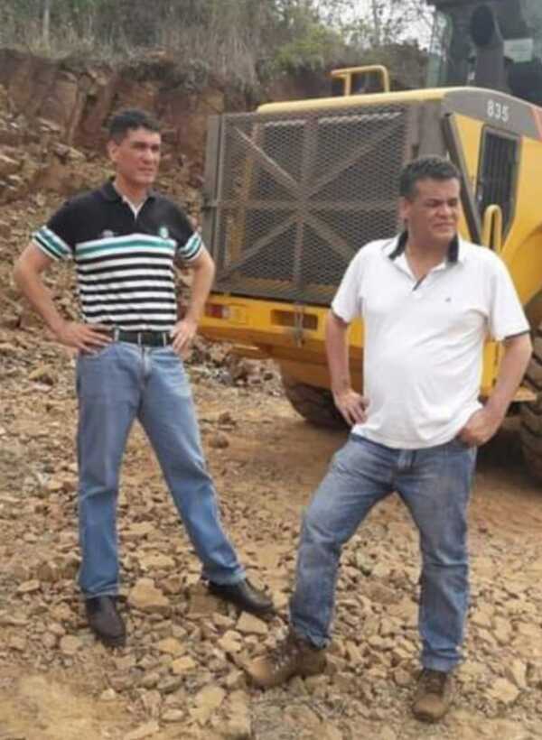 Pobladores de Santa Clara trajeron la foto de Robert Acevedo, para pedir arreglo de camino