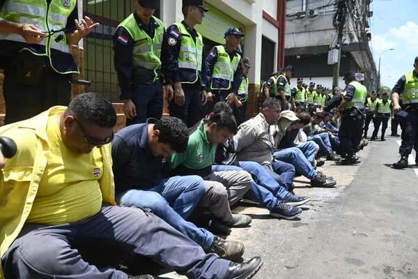 Manifestantes fueron detenidos solo por “estar en el lugar”, alega comisario - Policiales - ABC Color
