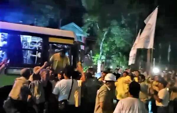 Video: así manifestantes reciben a los 31 liberados frente a la ANDE - Nacionales - ABC Color
