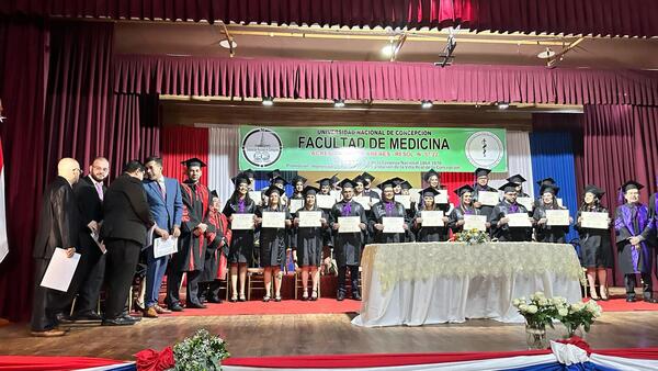 Nuevos médicos recibieron sus títulos en Concepción