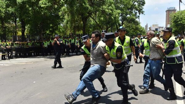 Liberan a trabajadores aprehendidos en manifestación contra superintendencia