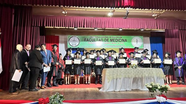 Nuevos médicos recibieron sus títulos en Concepción