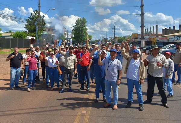 Cierran ruta en Villarrica y exigen liberación de funcionarios detenidos - Nacionales - ABC Color