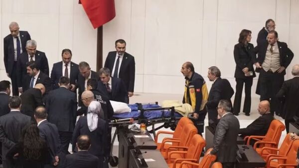 Un congresista turco se derrumbó de un infarto tras pronunciar un duro discurso contra Israel en el Parlamento