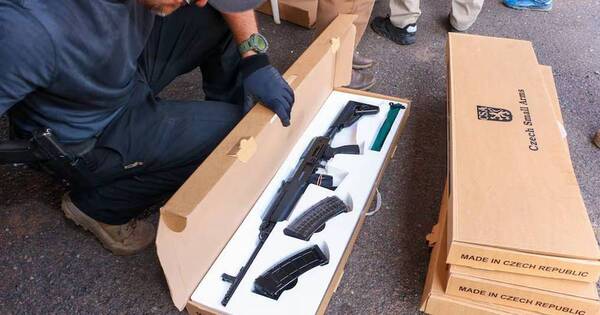 La Nación / Hallan 425 armas largas en contenedor de IAS
