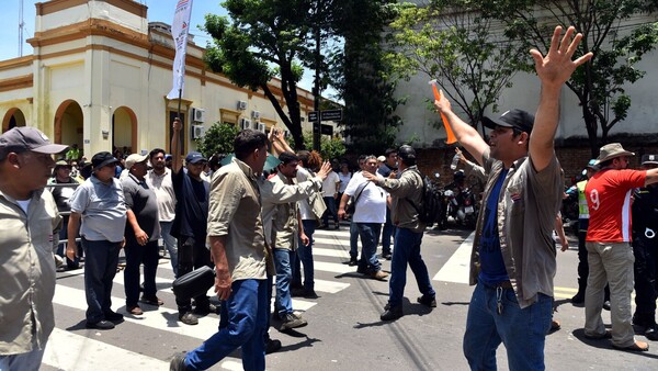 Arremetida oficialista dinamita el impacto en el prematuro Gobierno