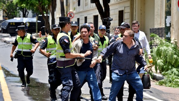 Policía reprimió y detuvo a los manifestantes