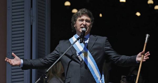 La Nación / Austeridad en Argentina: Milei devalúa el peso, reduce ministerios y elimina publicidad estatal