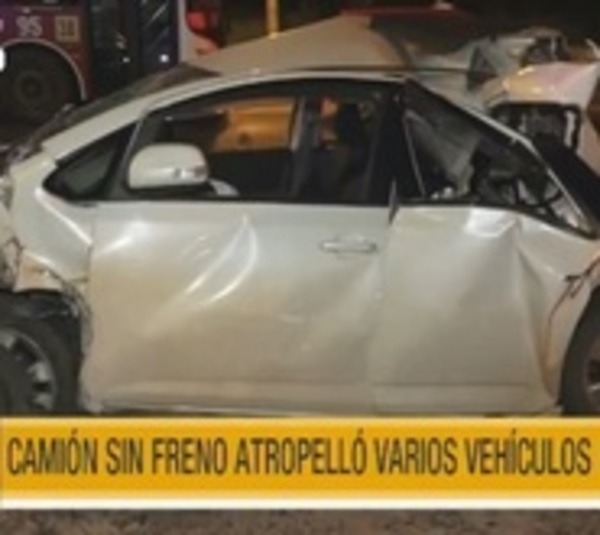 Camión sin frenos causa múltiples choques en Ñemby - Paraguay.com