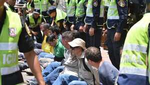 Liberan a detenidos en protesta por aprobación de la Ley de Superintendencia en el Senado