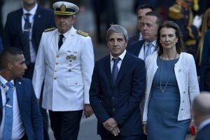 Plan de ajuste de Milei: devaluación, despidos, recorte de subsidios y suspensión obra pública - .::Agencia IP::.