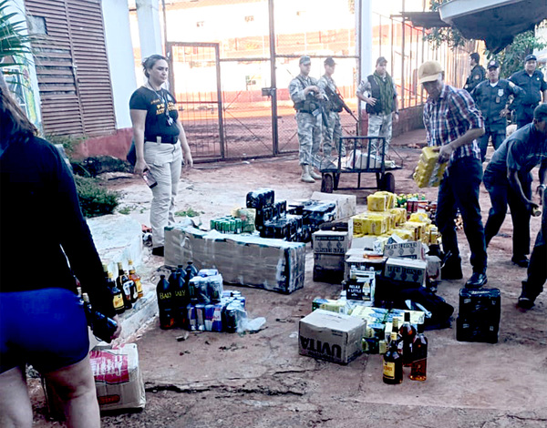 Detienen a director y funcionarios de la cárcel de CDE por ingreso de alcohol y drogas - La Clave