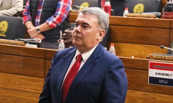 Funcionaria denunció que sorprendió a defensor del Pueblo tras acto sexual con dos compañeras